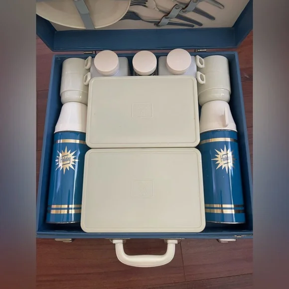 Vintage 1950s Brexton picnic set in wonderfully perfect condition - Picture 4 of 4